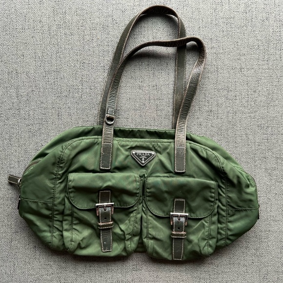 ❌❌❌❌ SOLD ❌❌❌❌

Prada Green Satchel with Leather Handles and Logo - Picture 14 of 14